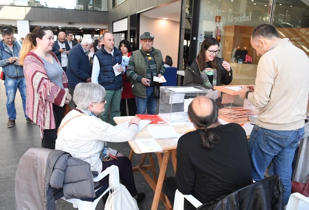 Más de 2,2 millones de gallegos están llamados hoy a las urnas para definir el futuro Gobierno de España. La jornada ha transcurrido con normalidad.