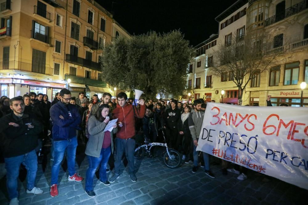 Unas 200 personas apoyan a Valtonyc en la plaza de Cort