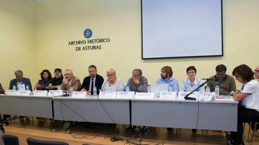 De izquierda a derecha, Javier Fernández (Prisión y Universidad), Manuel Orviz (IU), Ana Isabel Gallardo (Adsis), Jesús Álvarez (Albéniz), Antonio Trevín (PSOE), Isidro Martínez (Foro), Rosa Fernández, Luis Manuel Flórez (Proyecto Hombre), Daniel Ripa (Podemos), Eva Iglesias (Pastoral Penitenciaria), Ignacio Prendes (Ciudadanos), Pilar Soberón (Amigos contra la Droga) y Javier Rodríguez Santocildes (Jueces para la Democracia), en el acto de ayer.