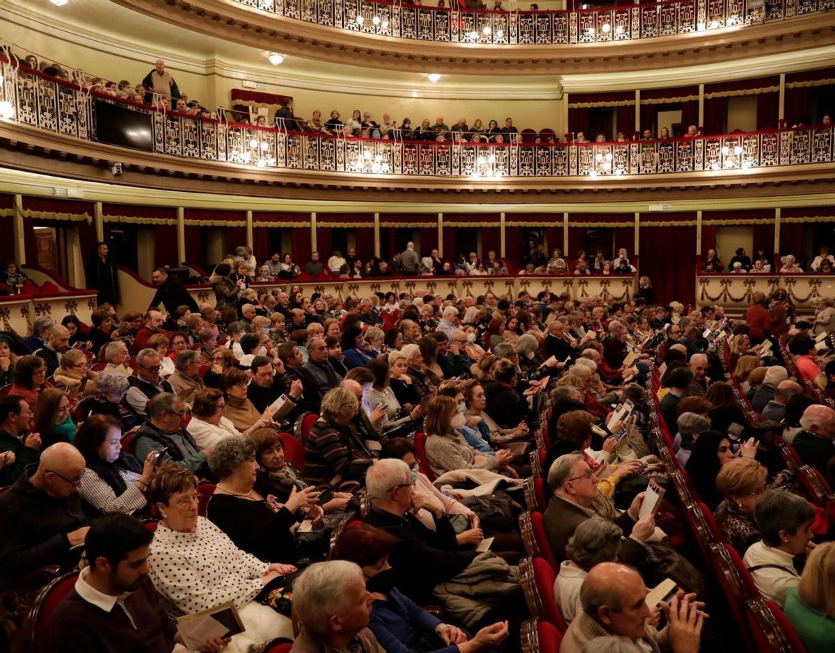 El teatro Campoamor, minutos antes del comienzo de la primera función del Festival lírico. | Fernando Rodríguez