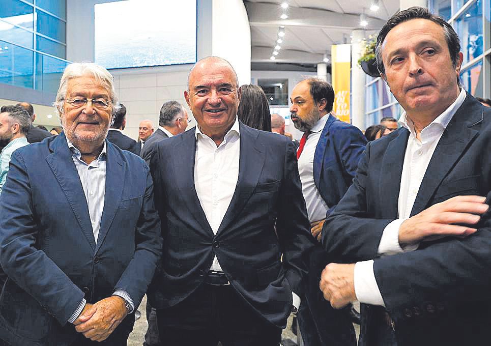 Rafael Alcón, presidente de la Fundació Bancaja; Carlos Pascual, presidente del Patronato de la Càtedra de Cultura Empresarial de la Universitat de València; y el redactor de Levante-EMV, José Luis Zaragozá.