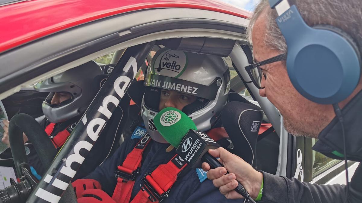 Julián Jiménez atiende a Radiogolex Motor al final de un tramo.