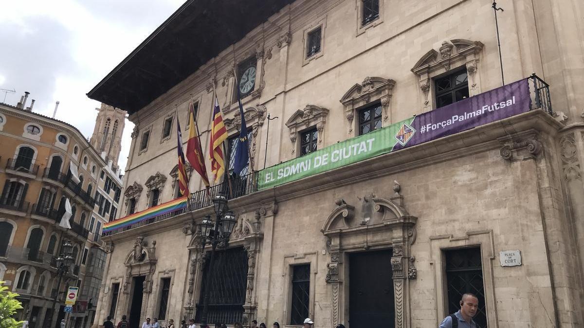 Cort ya luce el escudo del Palma Futsal en su fachada