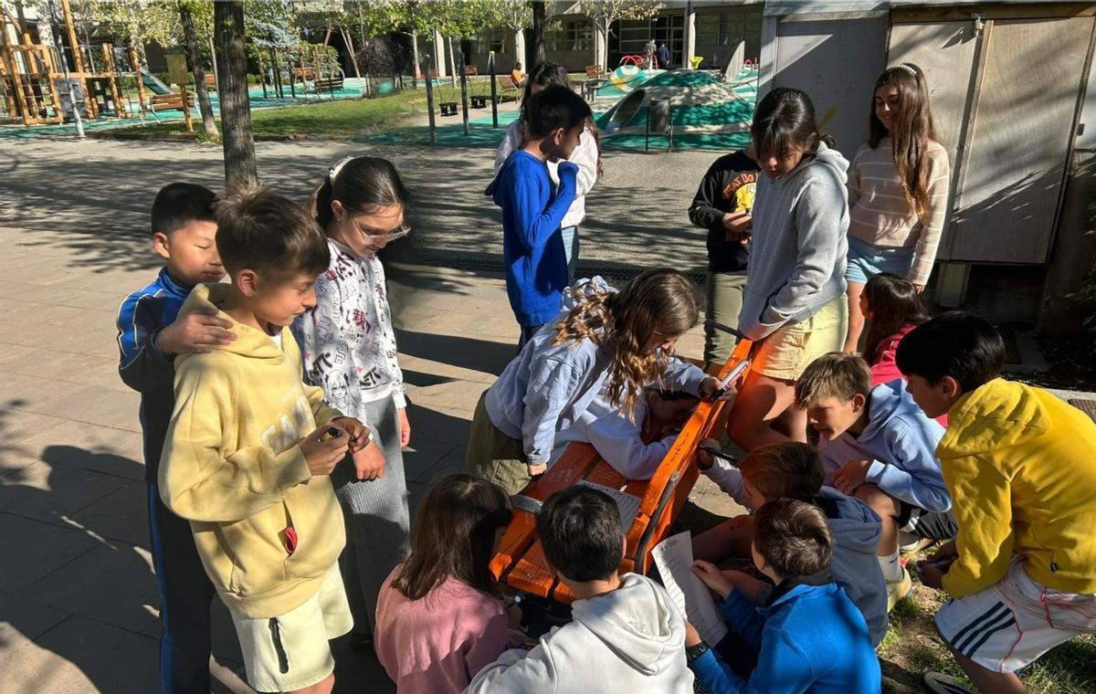 Alumnes de la Seu pintant banc de color taronja campanya contra el bullying
