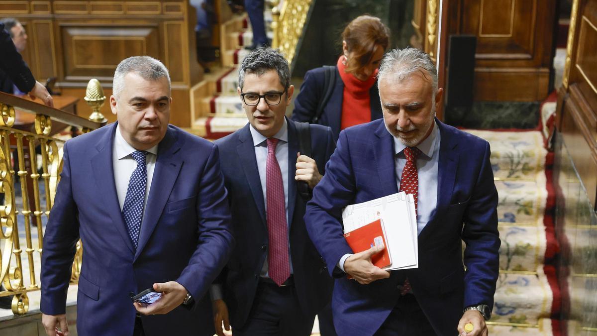 Ángel Víctor Torres (derecha) abandona el hemiciclo junto al ministro Bolaños y el dirigente del PSOE Santos Cerdán