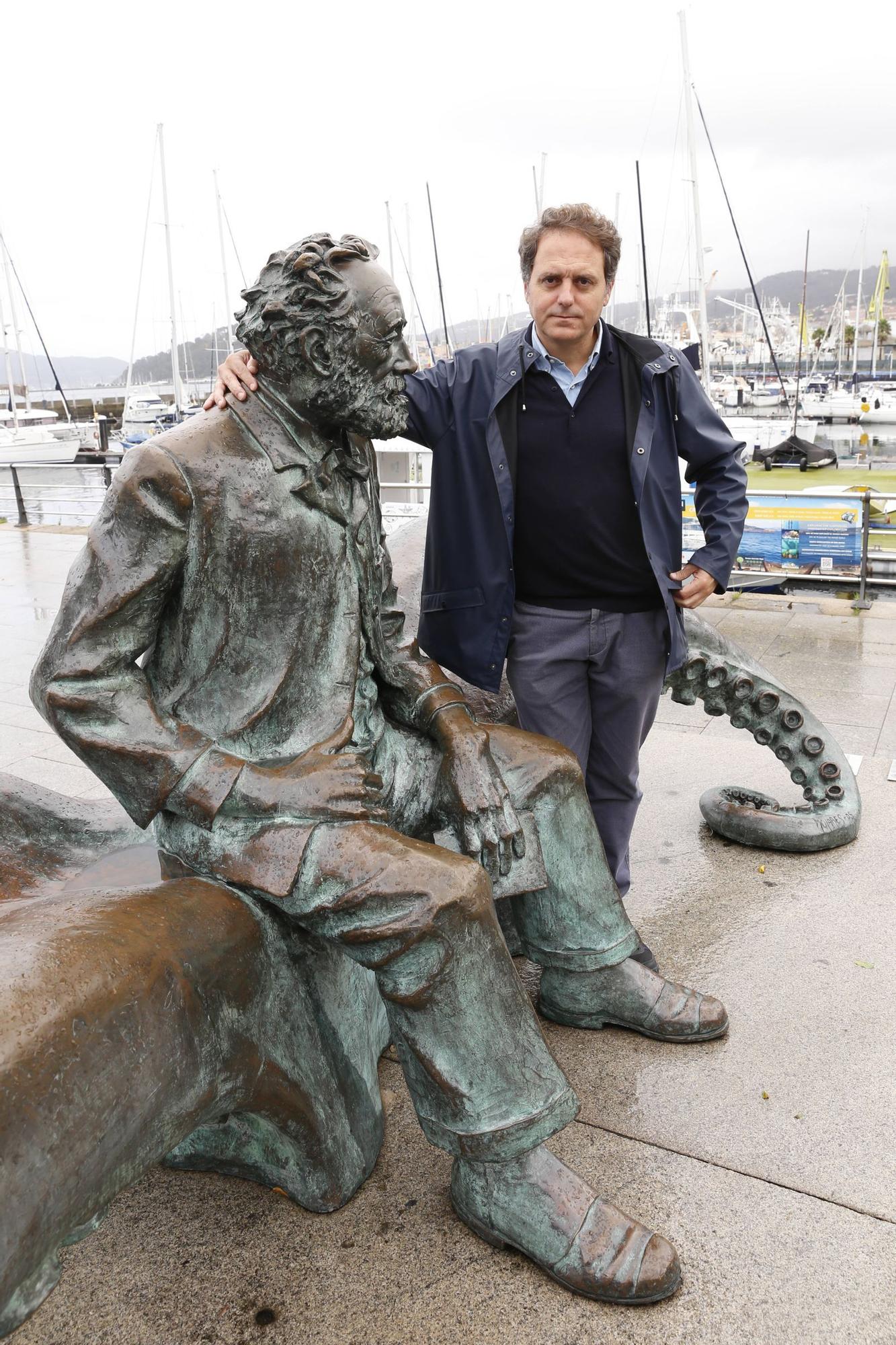 Villar, junto a la escultura de Julio Verne en el paseo vigués de As Avenidas