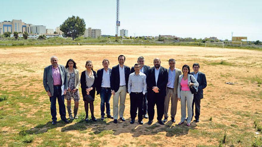 Los alcaldes de Sant Llorenç y Son Servera junto a él, en el campo de fútbol de Badia.