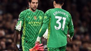 Ortega y Ederson, en el momento del cambio en campo del Tottenham.