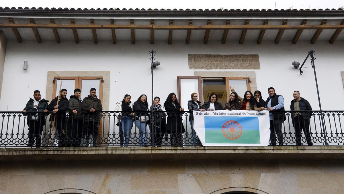 Despliegue de la bandera del pueblo gitano en la Casa da Luz de Pontevedra.