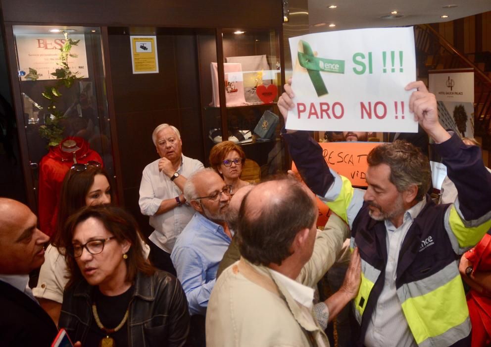 Protesta de Ence a las puertas de un mitin de Valerio en Pontevedra