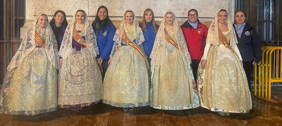 Las cinco falleras mayores infantiles, con sus madres.