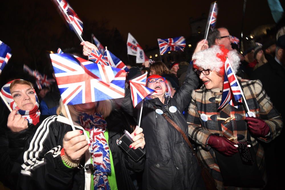 Partidarios del Brexit celebran la salida del Reino Unido de la UE.