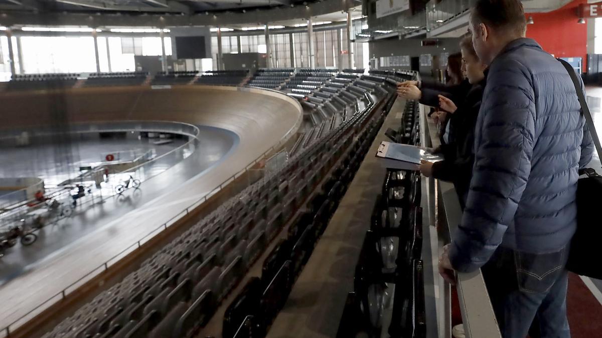 Los delegados de la UEFA observan el Velòdrom Illes Balears.