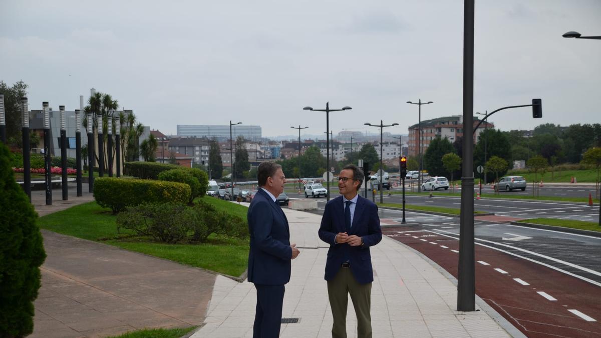 El Alcalde, Alfredo Canteli, y el segundo teniente de alcalde, Nacho Cuesta, durante la visita a las obras de la Ronda Sur.