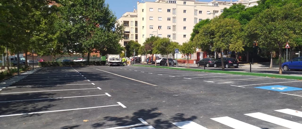 La zona renovada de estacionamiento en Lloma Llarga.