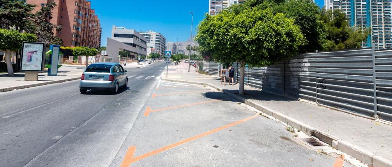 Una de las calles cerca de la primera línea de La Cala de La Vila, ayer, sin coches aparcados.