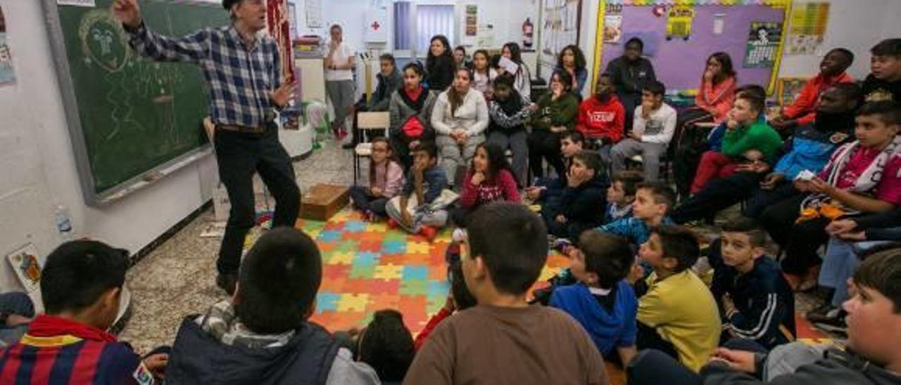 El contador de historias Federico Martín durante una sesión en el colegio La Alcudia.