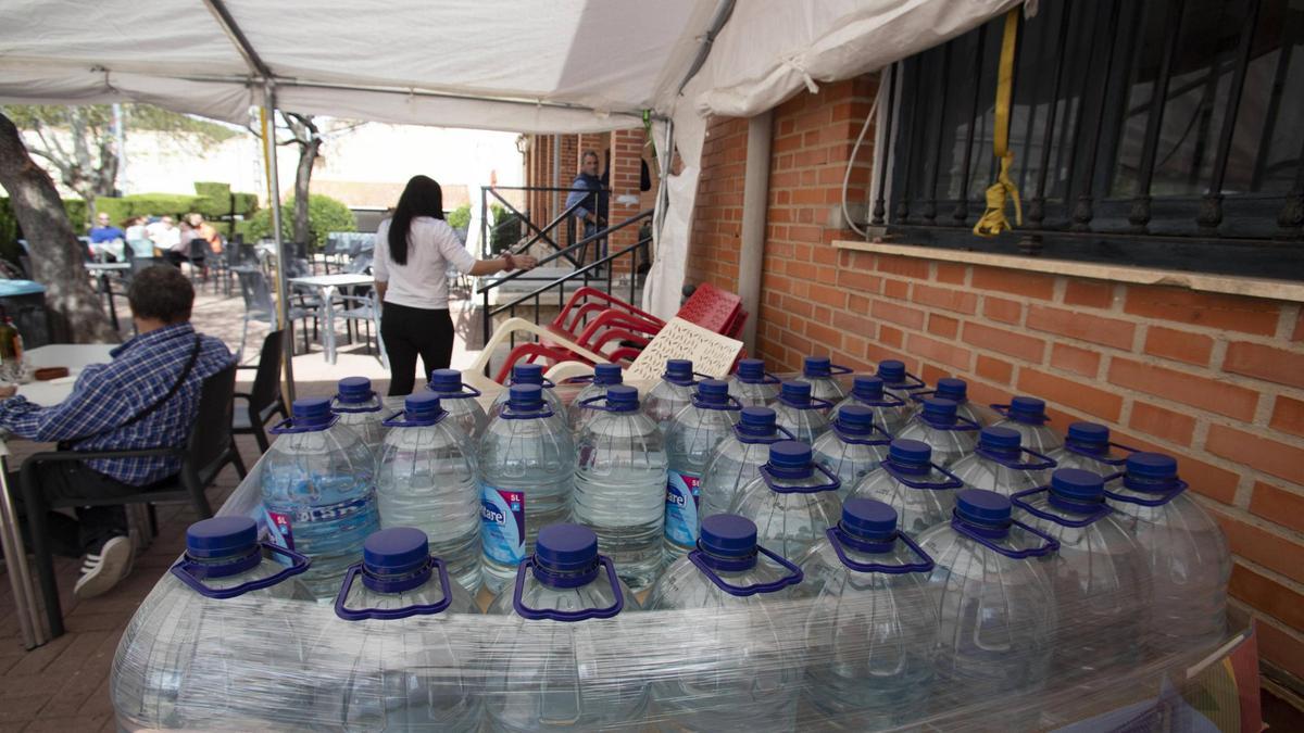 Botellas apiladas en la Torre d'en Lloris en 2024, cuando se restringió el consumo de agua potable por exceso de nitratos.