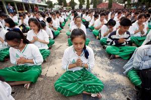 RUN759. CHIANG RAI (TAILANDIA), 06/07/2018.- VArios estudiantes dan las gracias y les mandan su apoyo a los servicios de rescate desde su colegio en el distrito de Mae Sai, mientras continúan las labores de rescate de los doce niños y un adulto atrapados en una cueva del parque Khun Nam Nang Non, en la provincia de Chiang Rai (Tailandia) hoy, 6 de julio de 2018. EFE/ Rungroj Yongrit