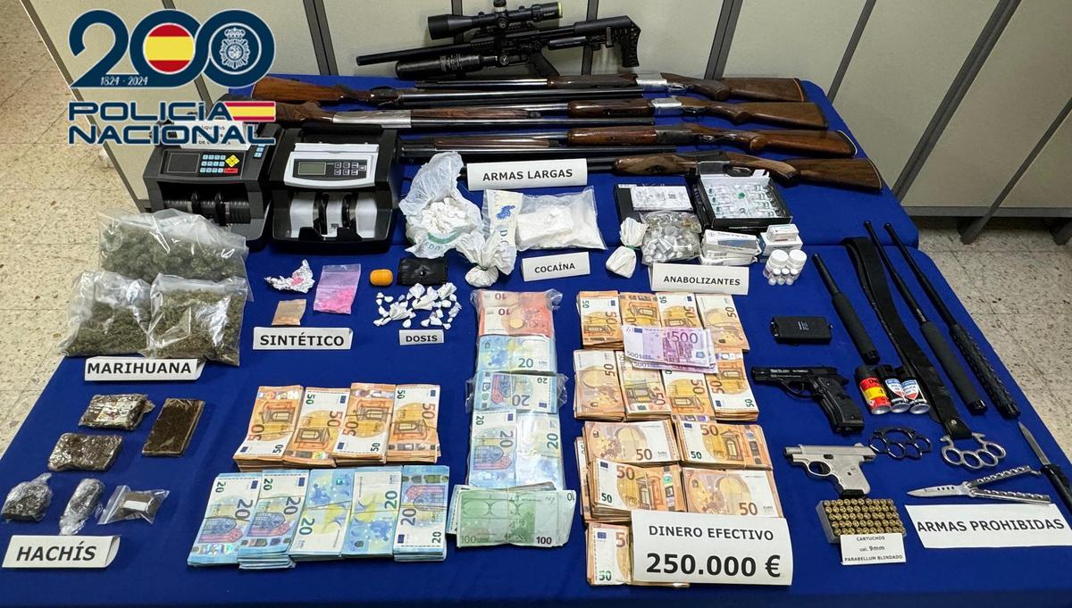 La droga, armas y dinero intervenido en la operación.