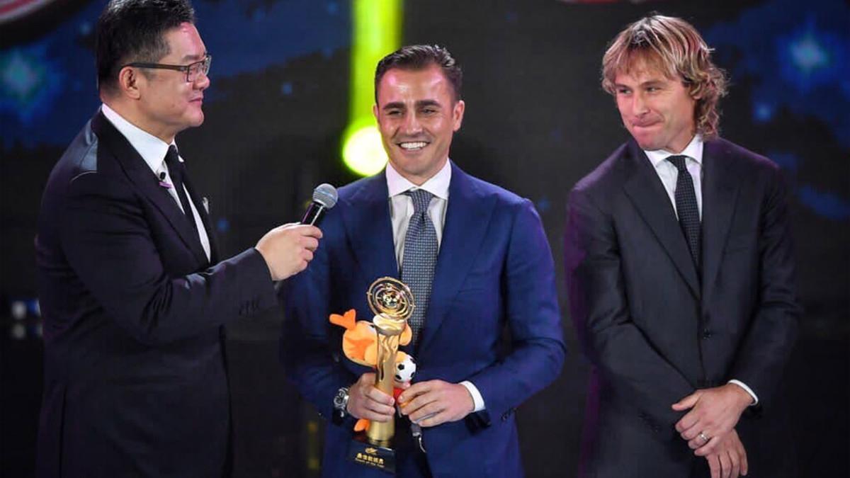 Cannavaro recibió el premio de manos de Nedved