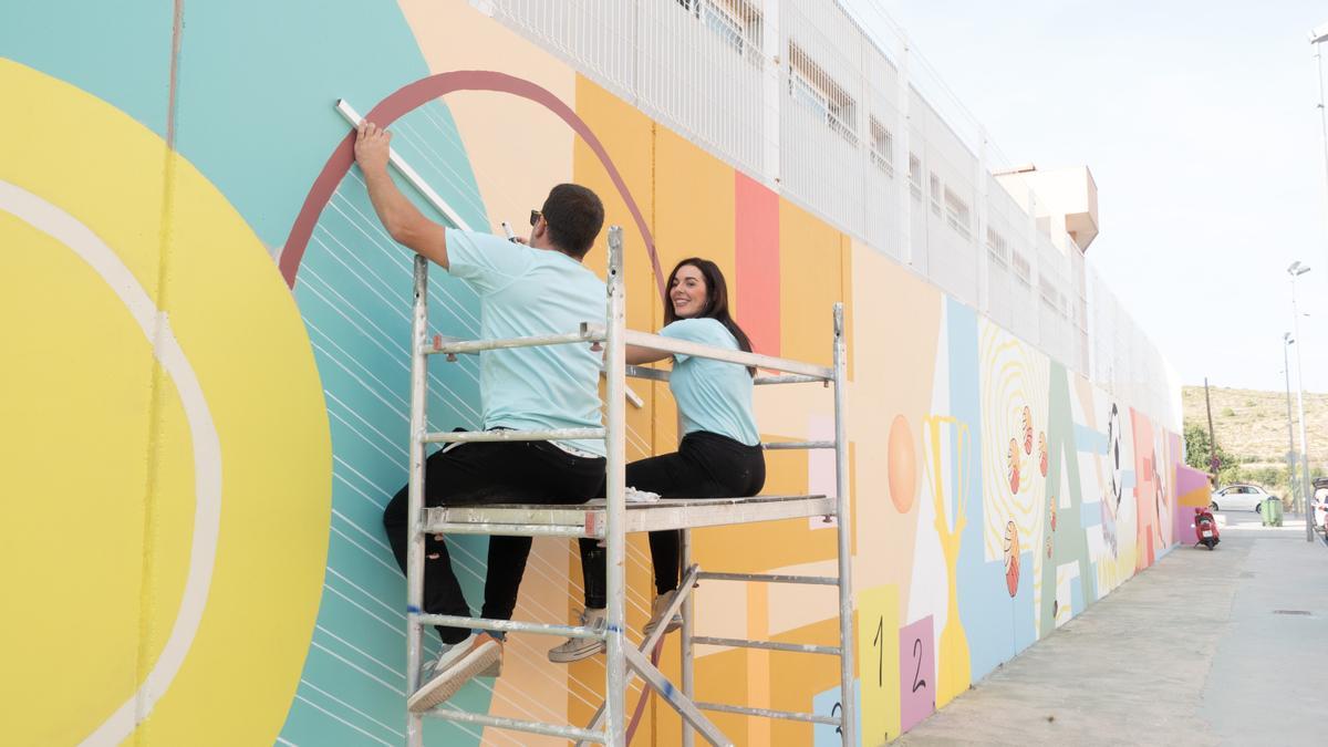 Los artistas Miriam Rubio y José Alberto López realizando el mural