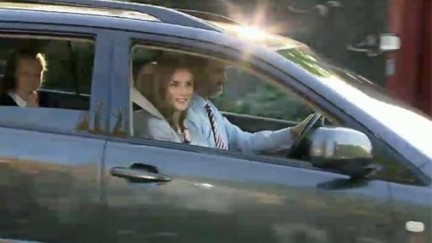 Los Reyes llevan a sus hijas a su primer día de colegio