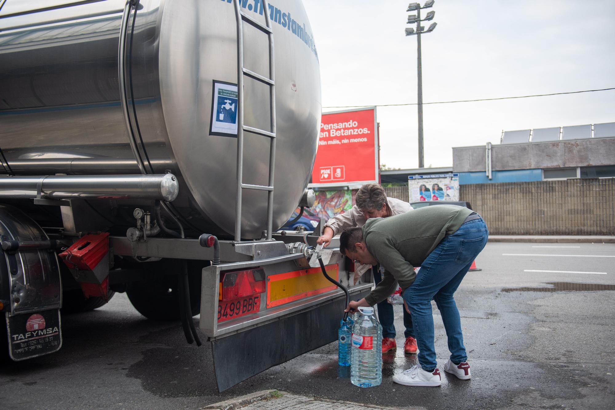 Betanzos fleta cisternas y reparte garrafas ante las restricciones de agua por la gastroenteritis