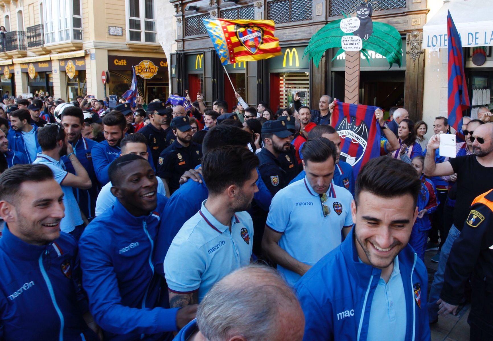 Rememora anteriores ascensos del Levante con imágenes ya históricas