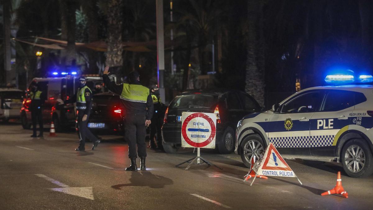 Un control de la Policía Local de Elche, en una imagen de archivo