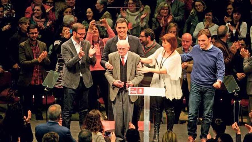 Durante el acto se homenajeó a Pep Minuesa, que lleva 81 años militando en el PSOE.