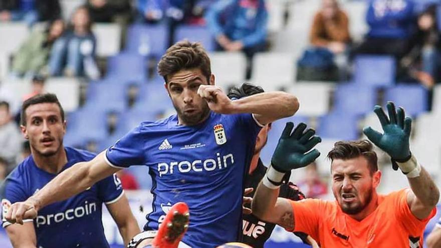 Verdés trata de rematar una pelota en el partido ante el Nàstic.