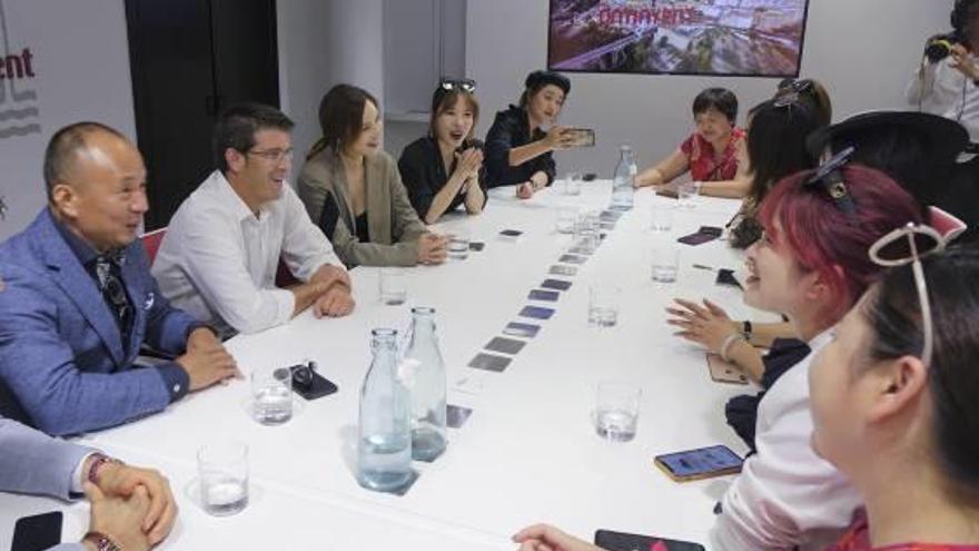 Rodríguez con las propietarias del grupo chino de cosmética, ayer.