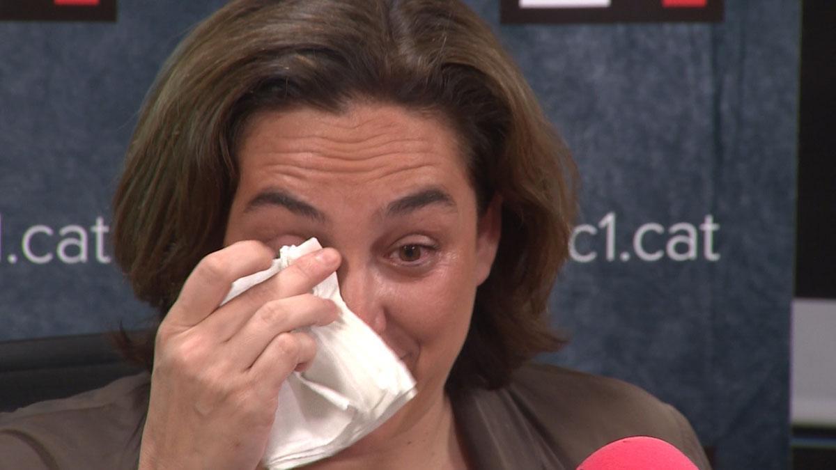 Ada Colau confiesa, entre lágrimas, que pensó en tirar la toalla