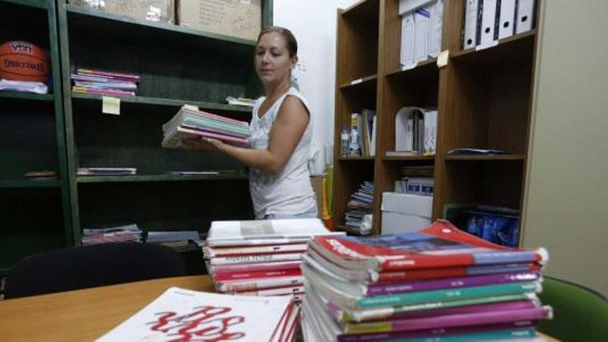 Mónica Pariente, ayer, en el local donde el AMPA del IES de La Magdalena tiene habilitado el banco de libros. | mara villamuza