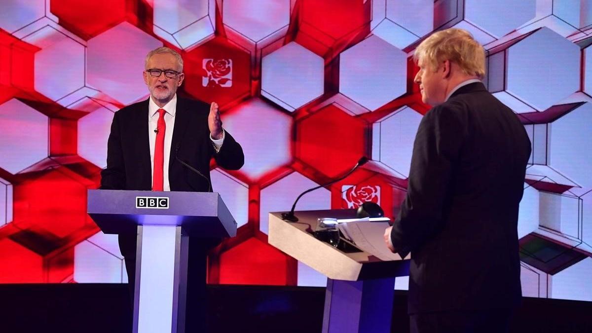 Corbyn (izquierda) y Johnson, durante el debate televisado por la BBC.