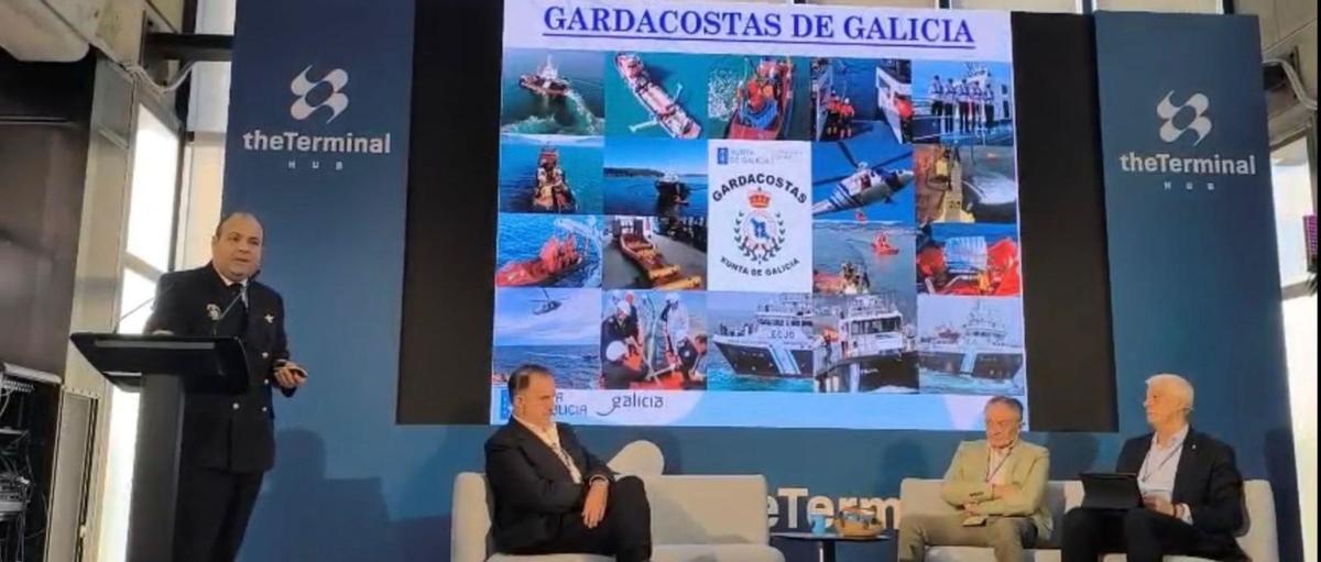 La intervención de Amador Castro, jefe del servicio de búsqueda, salvamento y lucha contra la contaminación de Gardacostas. |  I. Abella