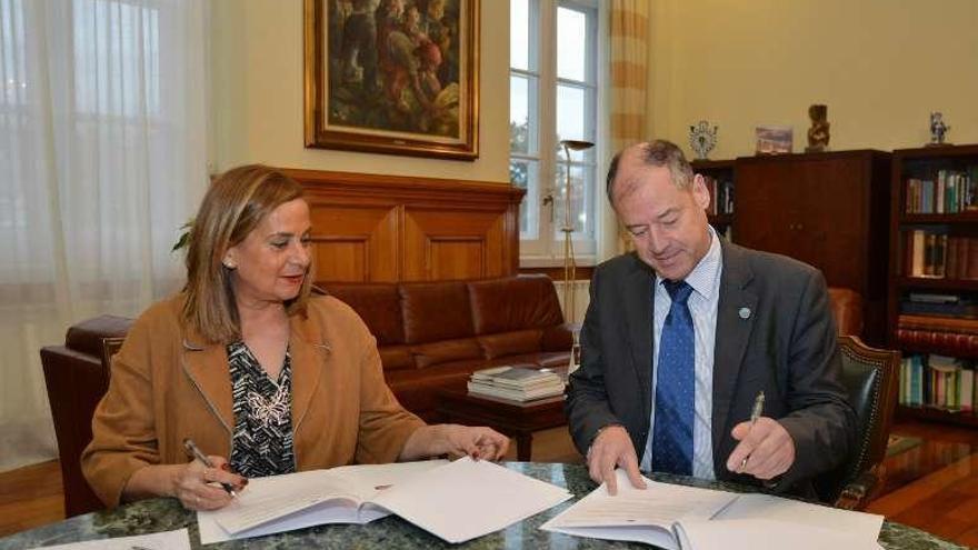 Carmela Silva y Salustiano Mato durante la firma. // Gustavo Santos