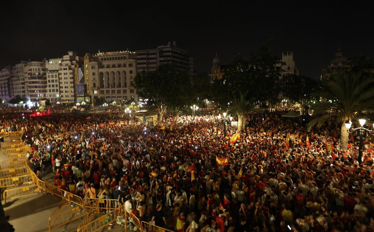 Así está viviendo la plaza del Ayuntamiento de València la final del Mundial de España