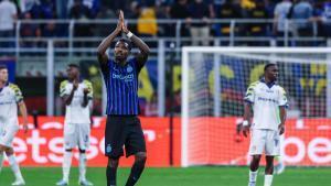 Marcus Thuram, del Inter, aplaude a la afición.