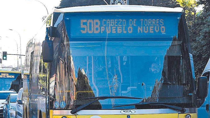 Un autobús recorre las calles de Murcia.