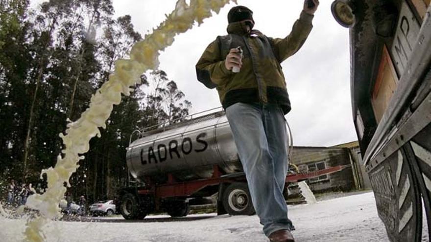 Un grupo de ganaderos tiró hoy unos 50.000 litros de leche de camiones cisterna en varios puntos de Galicia en protesta por la reducción de los precios de la leche por parte de las envasadoras.