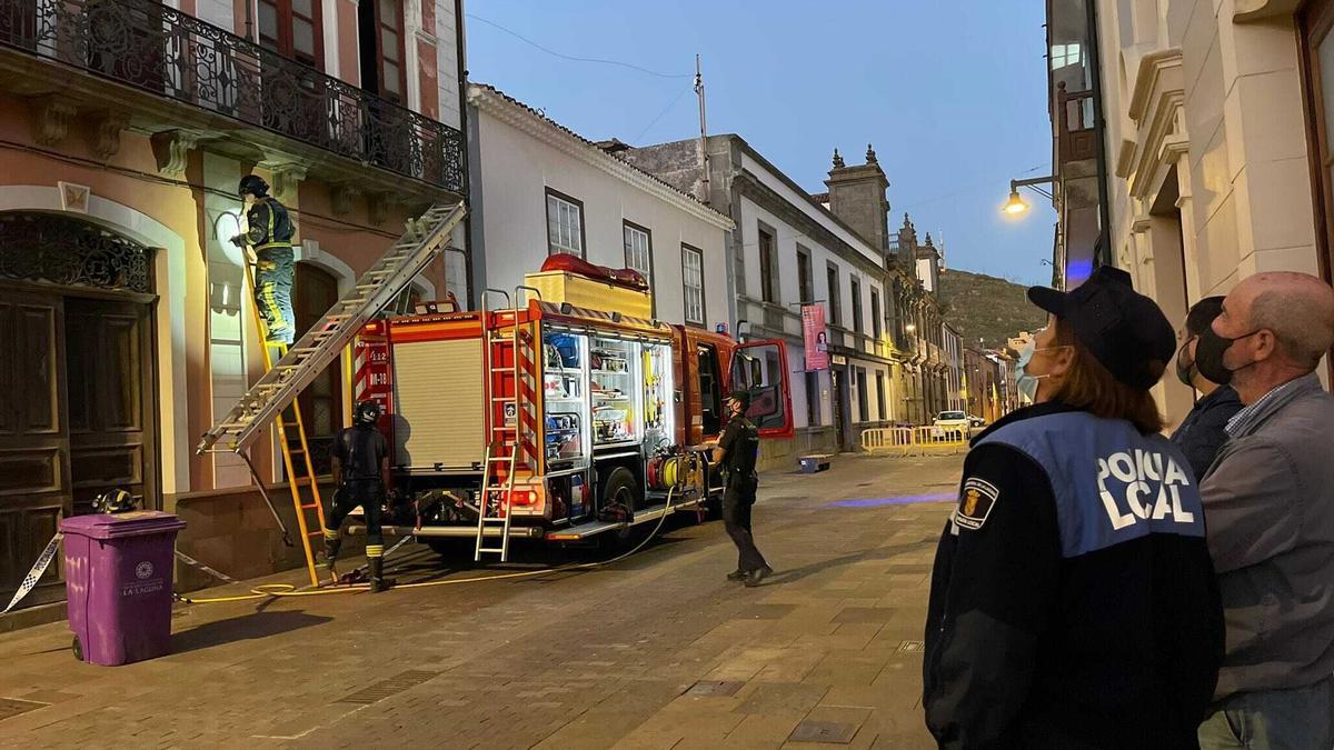 Los bomberos trabajan en el inmueble que el lunes un desprendimiento.