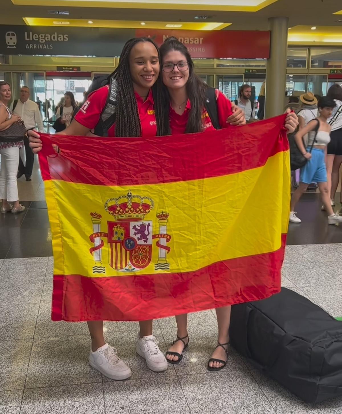 Daniela Abies y Elena Moreno, en su llegada a Málaga.