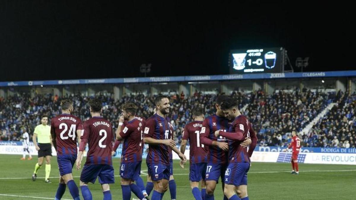 Los jugadores del Eldense celebran el gol del empate en Butarque