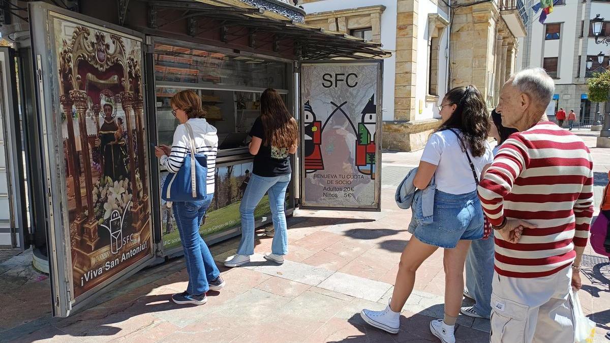 Varias personas aguardan para abonar las cuotas.