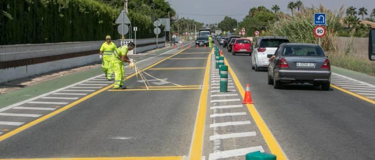 Los operarios también han realizado labores de pintado en el vial para avisar de las obras.