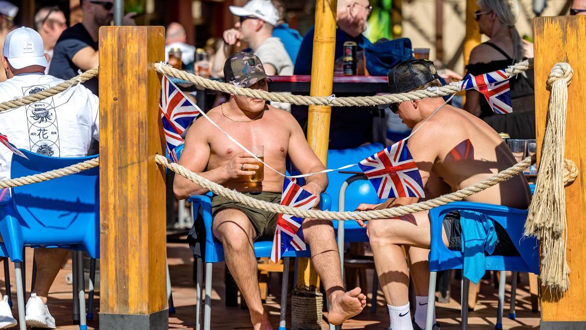 Una terraza de un pub británico en Benidorm.