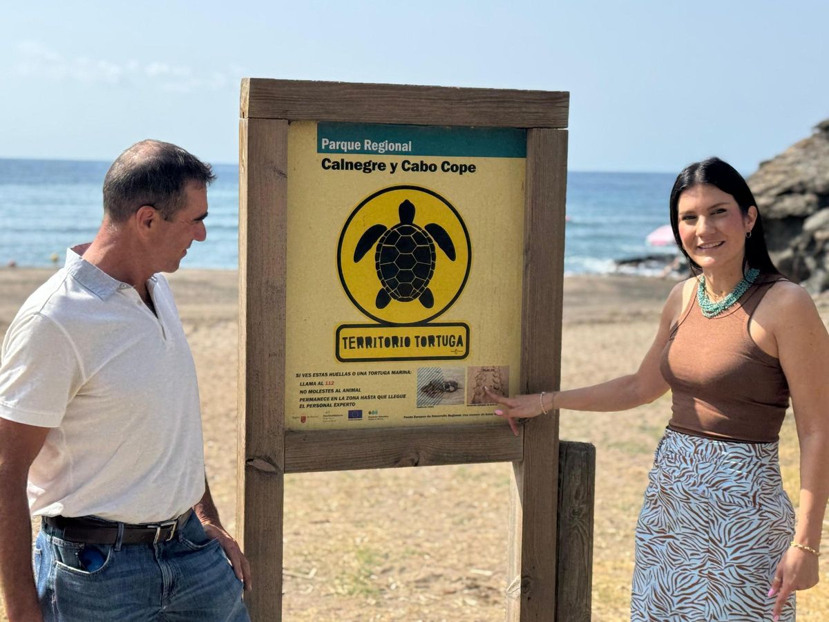 Señal colocada en Calnegre para avisar de la posible presencia de tortugas en la zona.