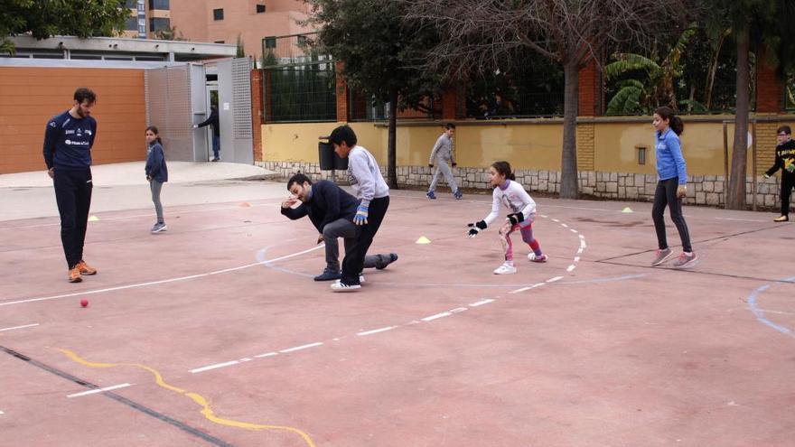 El conseller de Educación, Vicent Marzà, jugando a pelota valenciana con unos niños en el patio de un colegio público.